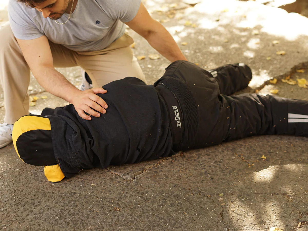 Recovery position on a rescue manikin